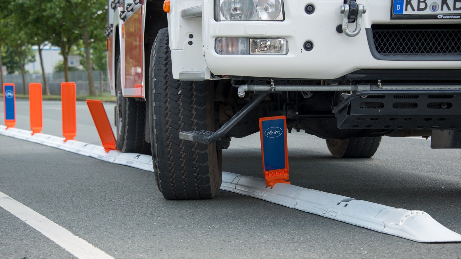 Anwendungsbeispiel: Die überfahrbaren und flexiblen Leitboys tragen zur Absicherung der Einsatzstelle bei, ohne den Verkehrsfluss zu stören.