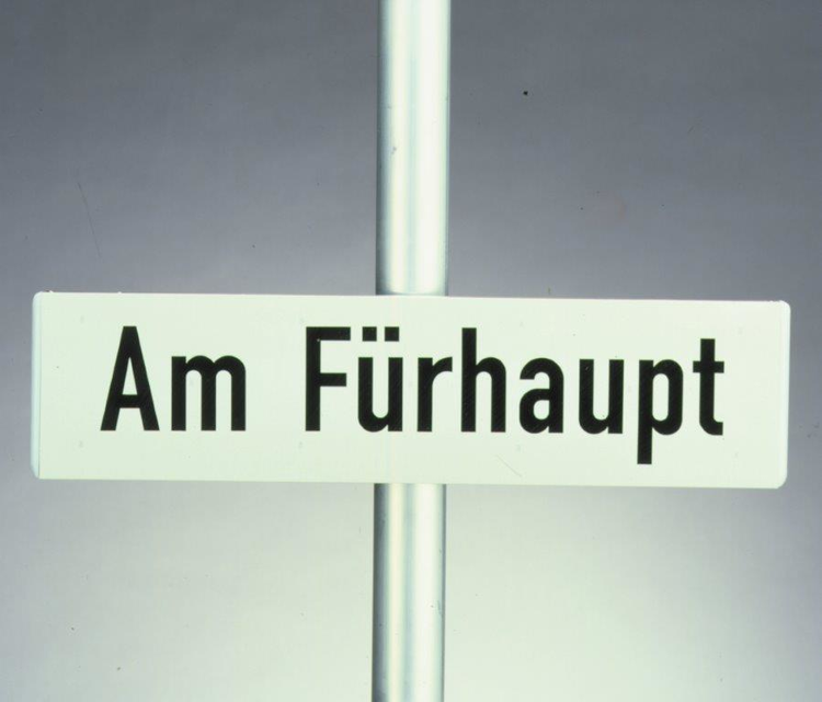 Mittelbefestigung für Straßennamen aus Alu-Hohlkastenprofil