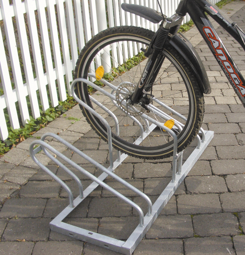 Anwendungsbeispiel Fahrradständer-Bügelparker: Anwendungsbeispiel Fahrradständer-Bügelparker: 3 Einstellplätze, einseitig Art. 420.30