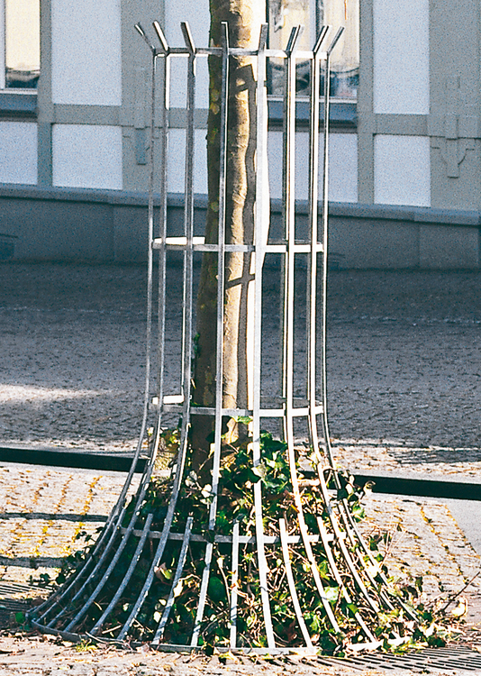 Anwendungsbeispiel: Baumschutzgitter aus Flachstahl (Art. 13394)