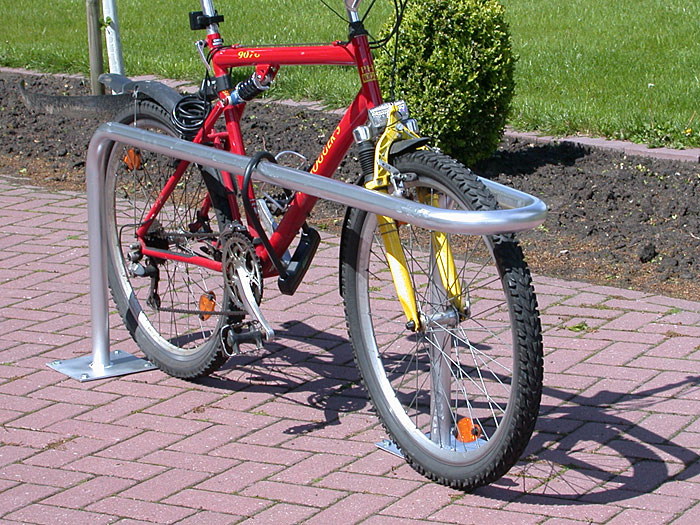 Anwendungsbeispiel: Fahrradparker -Kopenhagen-  Ø 48 mm, aus Stahl Höhe 600 mm, zum Aufdübeln (Art. 10825)