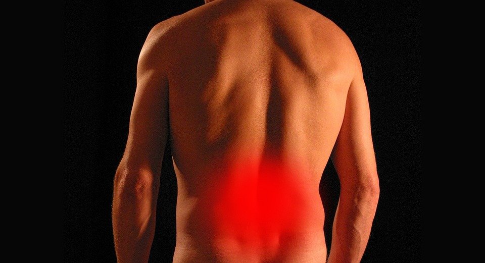Mit einer Bordsteinzange oder anderen Hilfsmitteln Rückenproblemen vorbeugen