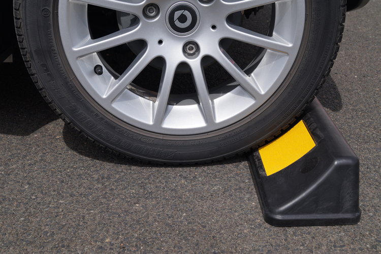 Anwendungsbeispiel: Parkhilfe/Radstop -Ridge- aus Kunststoff, Länge 500 mm, Höhe 100 mm, schwarz/gelb (Art. 32968)