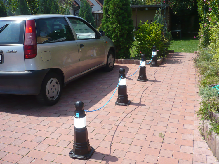 Anwendungsbeispiel: Stilpoller -Roma- als Parkplatzbegrenzung (Art. 10058) (Absperrseil nicht im Lieferumfang enthalten)