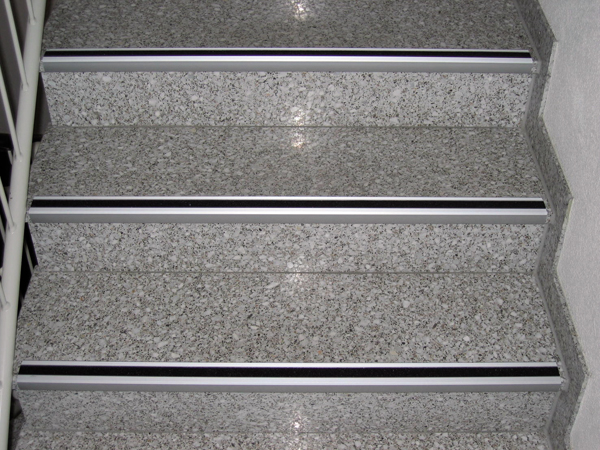 Anwendungsbeispiel: Antirutsch-Treppenkantenprofil schwarz (Art. 90.1813)